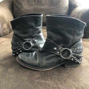 CARVELA -6- Gorgeous Distressed Chelsea Ankle Boot in black with silver chains